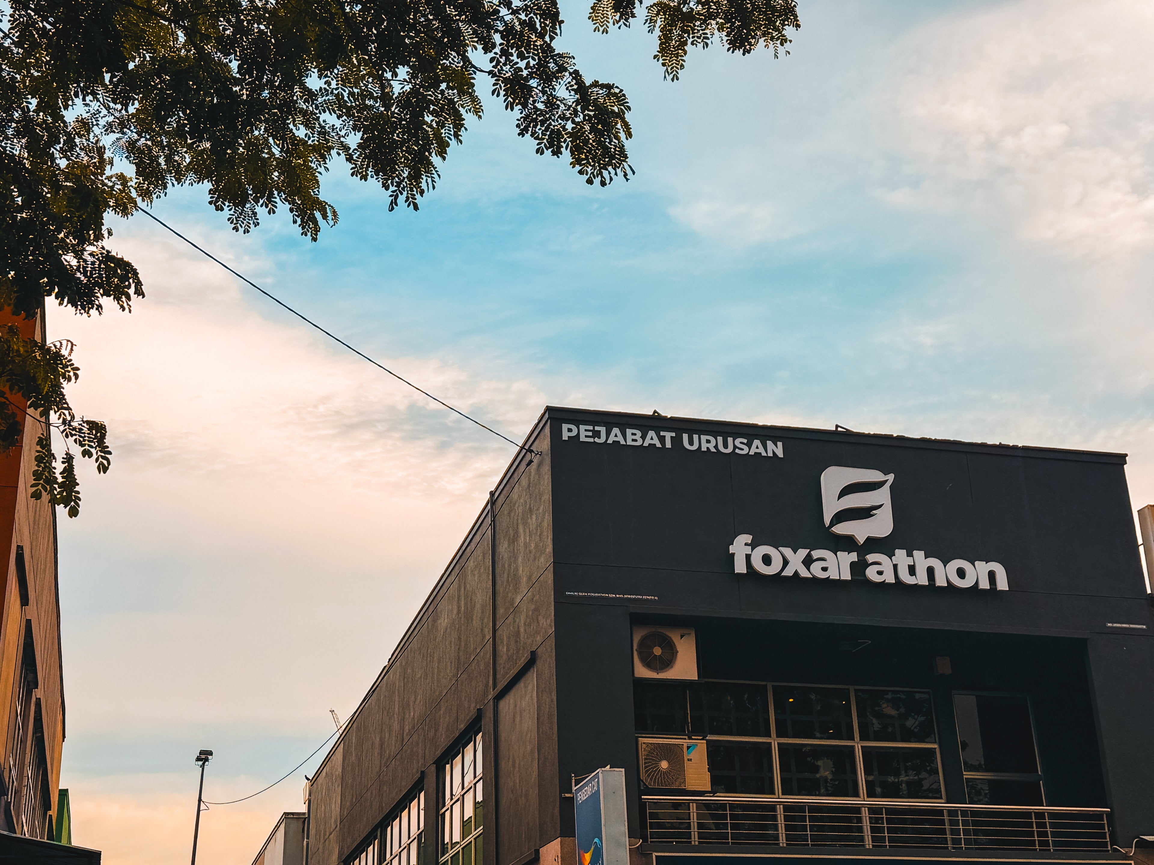 Job opportunity at Foxar Athon for creative and marketing professionals.